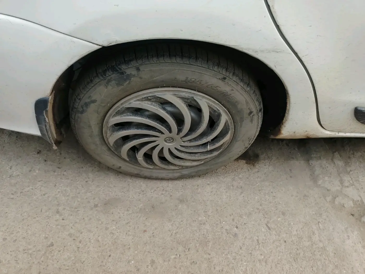 2015 Toyota Etios G, CNG, Manual, 1,57,827 km, tyre
