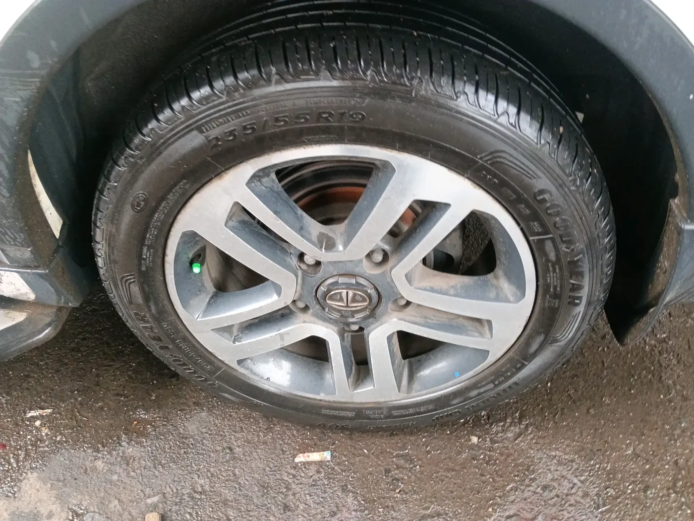 2018 Tata Hexa XT 4X2 7 STR, Diesel, Manual, 1,06,964 km, tyre