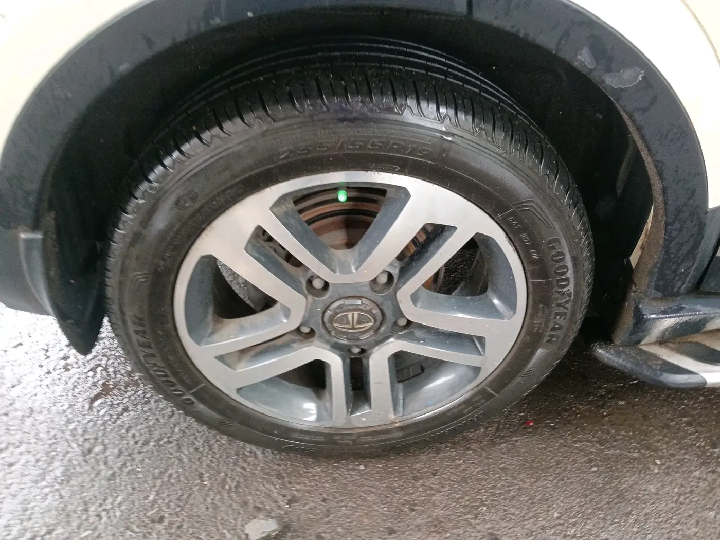 2018 Tata Hexa XT 4X2 7 STR, Diesel, Manual, 1,06,964 km, tyre