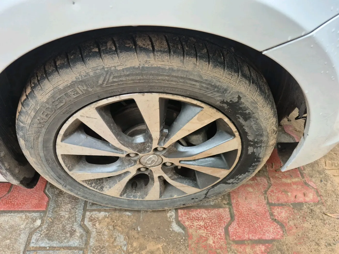 2017 Hyundai Verna 1.6 CRDI SX, Diesel, Manual, 1,86,485 km, tyre