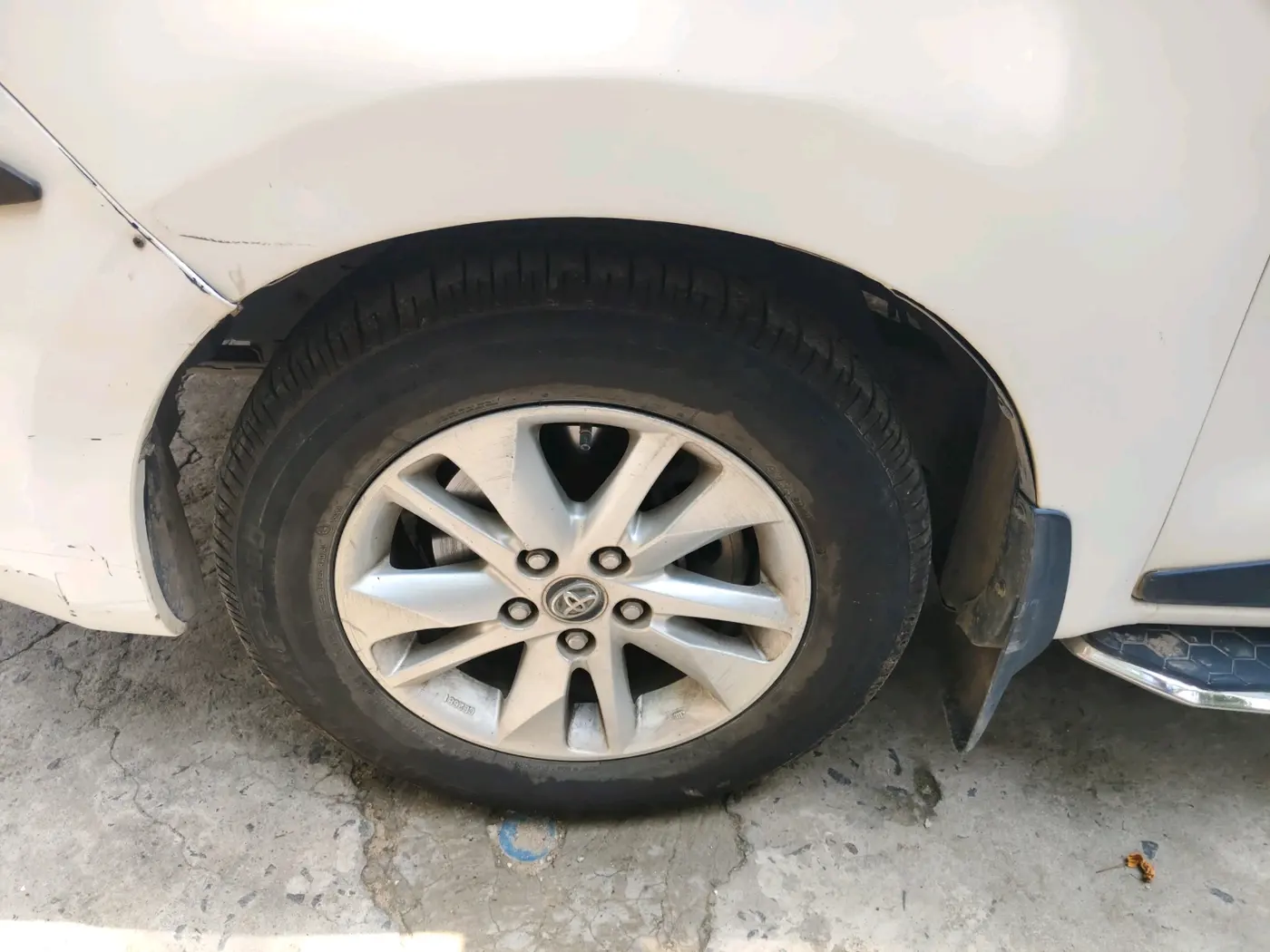 2017 Toyota Innova Crysta 2.4 ZX 7 STR, Diesel, Manual, 1,64,069 km, tyre