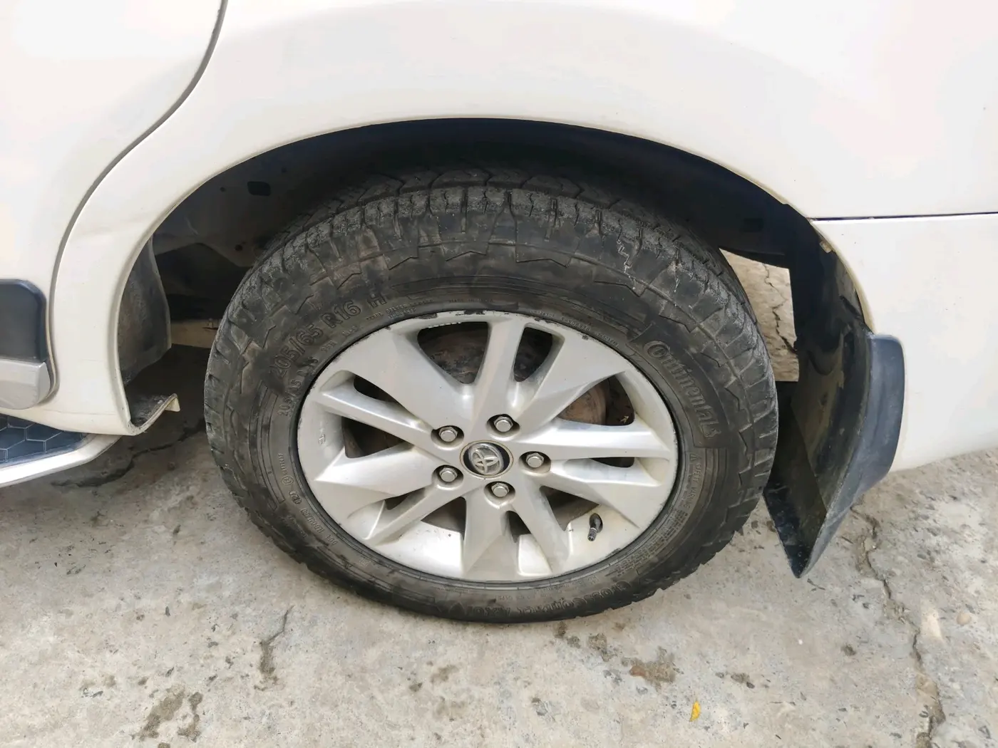 2017 Toyota Innova Crysta 2.4 ZX 7 STR, Diesel, Manual, 1,64,069 km, tyre
