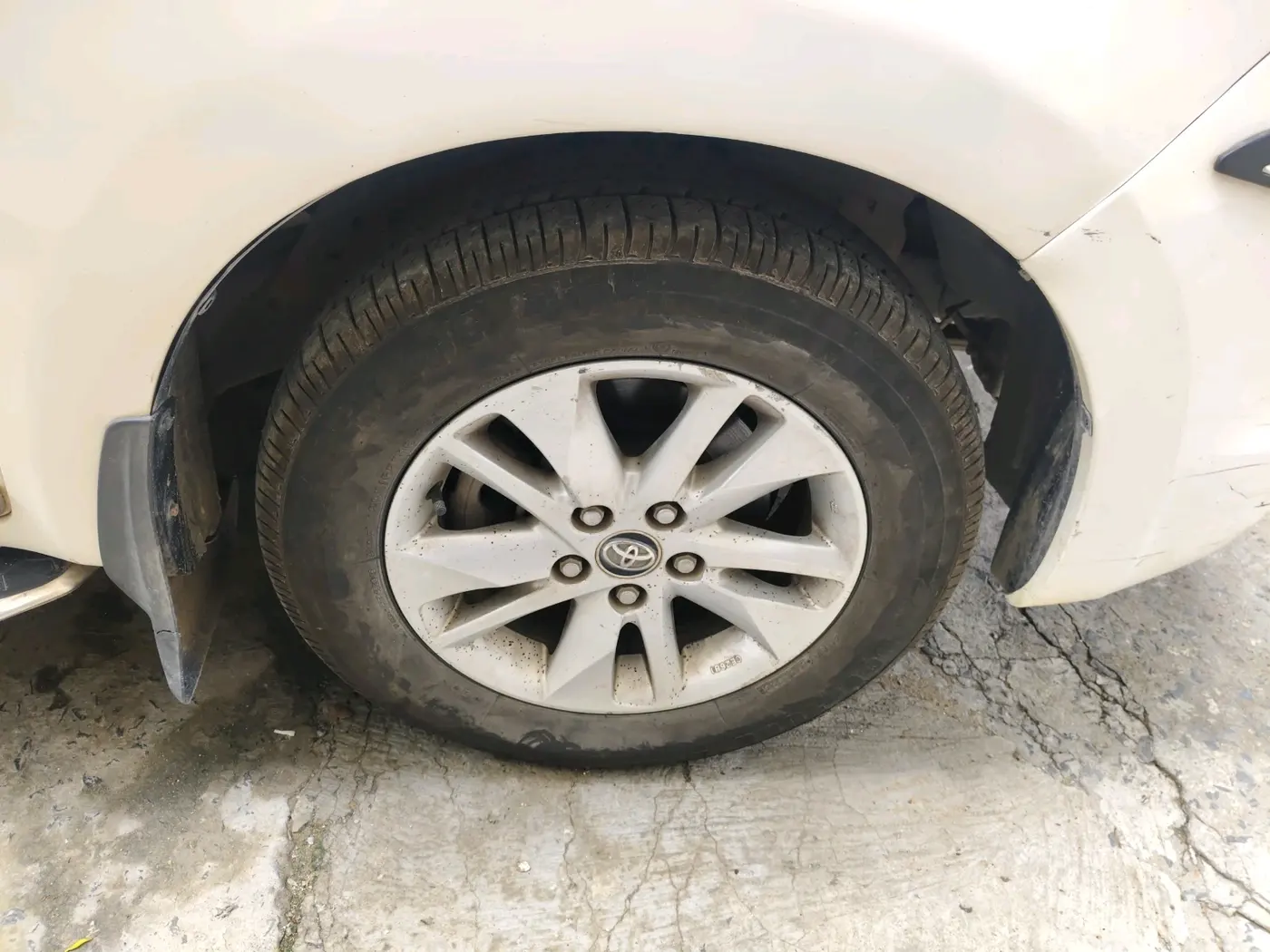 2017 Toyota Innova Crysta 2.4 ZX 7 STR, Diesel, Manual, 1,64,069 km, tyre