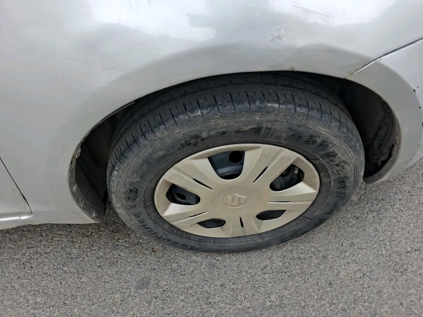 2014 Maruti Swift VXI, CNG, Manual, 1,21,293 km, tyre