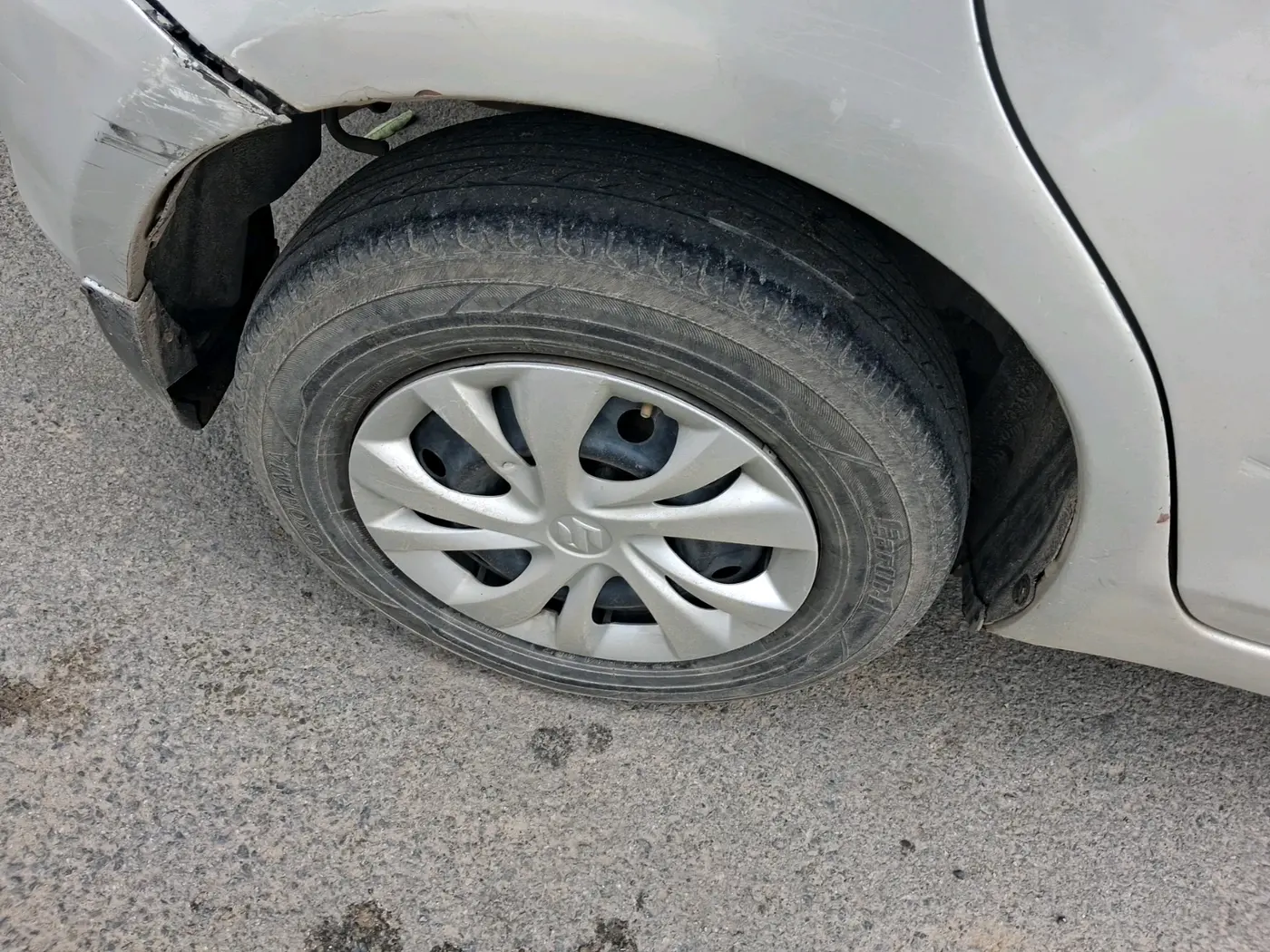 2014 Maruti Swift VXI, CNG, Manual, 1,21,293 km, tyre