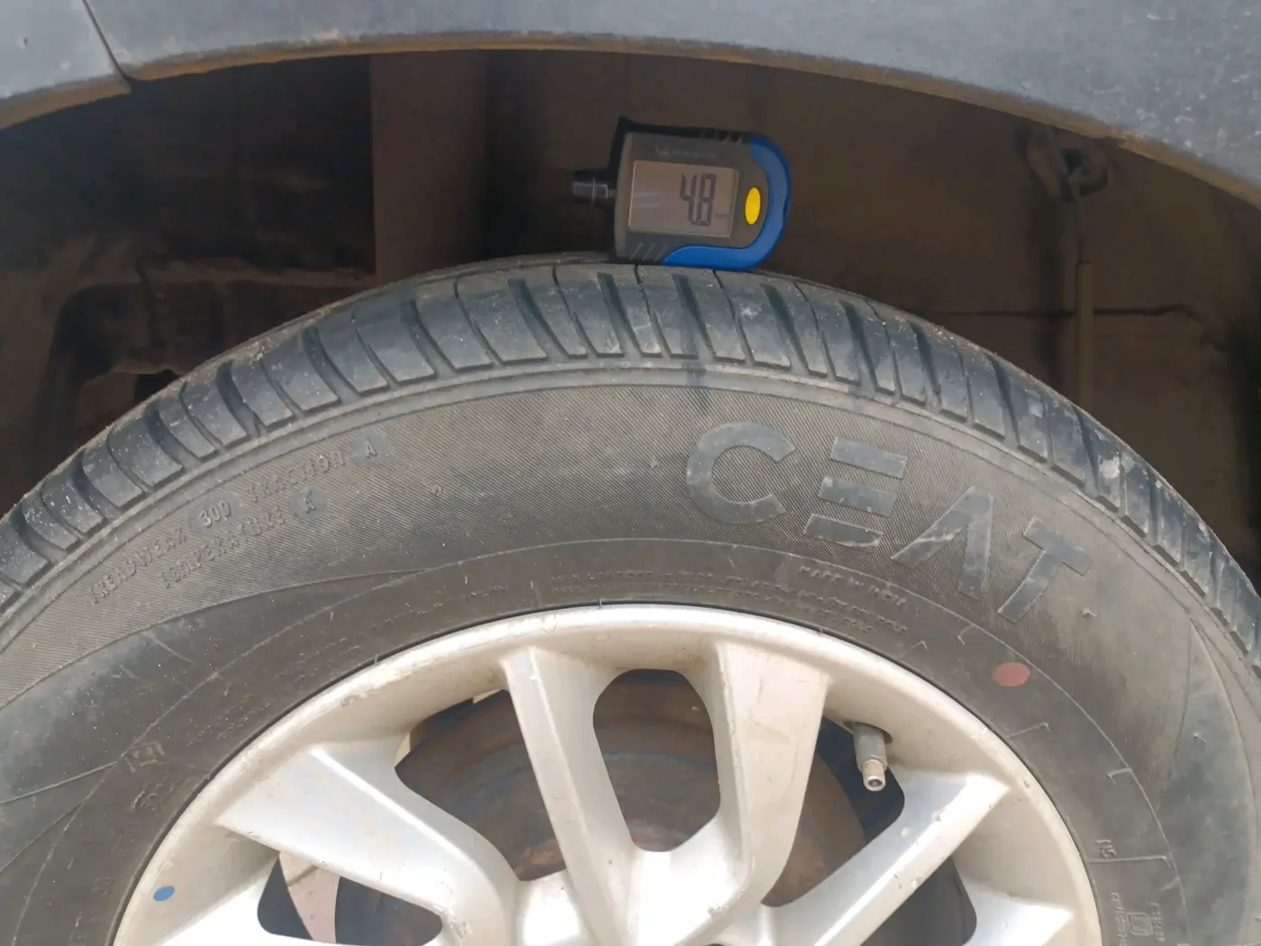 2017 Mahindra Kuv100 K6 6 STR, CNG, Manual, 1,17,364 km, tyre
