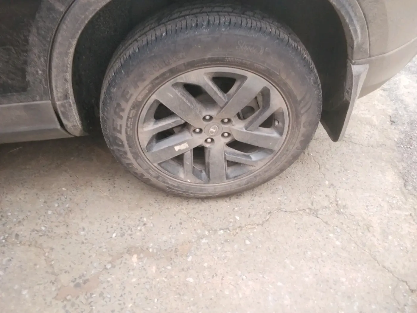 2023 Tata Harrier XZA PLUS 2.0L DARK EDITION, Diesel, Automatic, 1,22,595 km, tyre