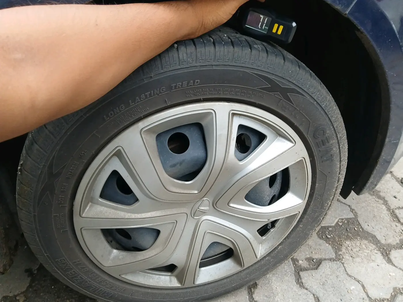 2022 Tata ALTROZ XM PLUS PETROL, Petrol, Manual, 83,522 km, tyre