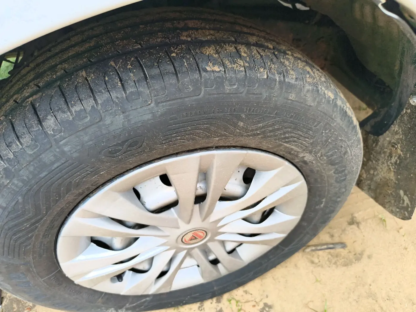 2016 Toyota Innova 2.5 G 8 STR, Diesel, Manual, 1,22,541 km, tyre