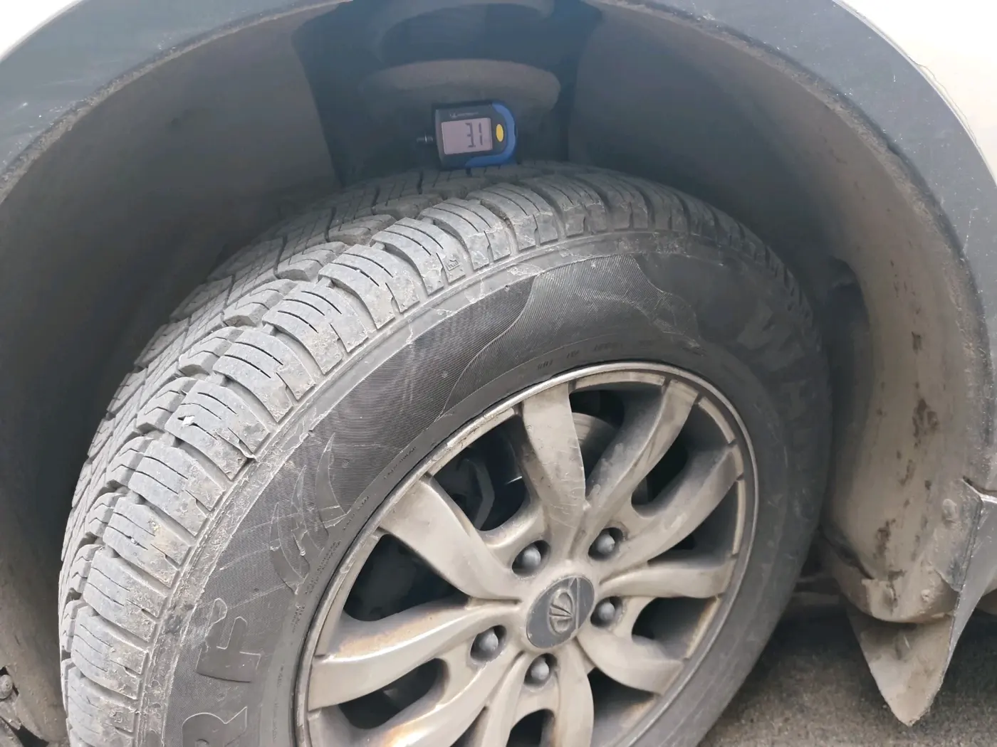 2016 Mahindra XUV500 W10, Diesel, Manual, 2,96,465 km, tyre