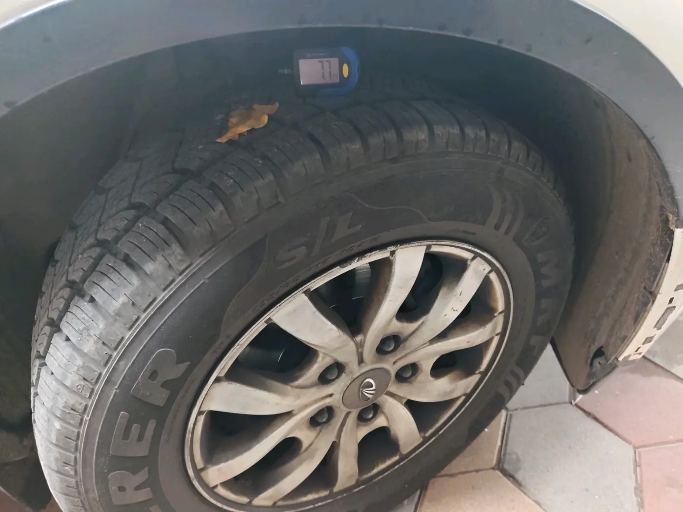 2016 Mahindra XUV500 W10, Diesel, Manual, 2,96,465 km, tyre