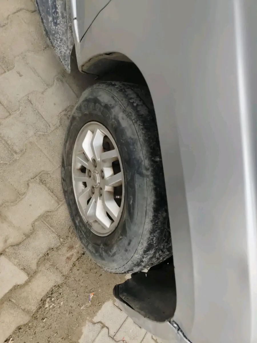 2017 Mahindra TUV300 T8, Diesel, Manual, 2,05,560 km, tyre