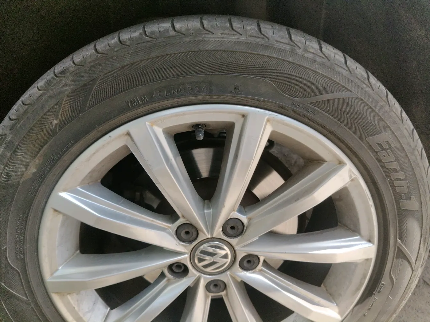 2018 Volkswagen Passat HIGHLINE DSG, Diesel, Automatic, 1,10,350 km, tyre