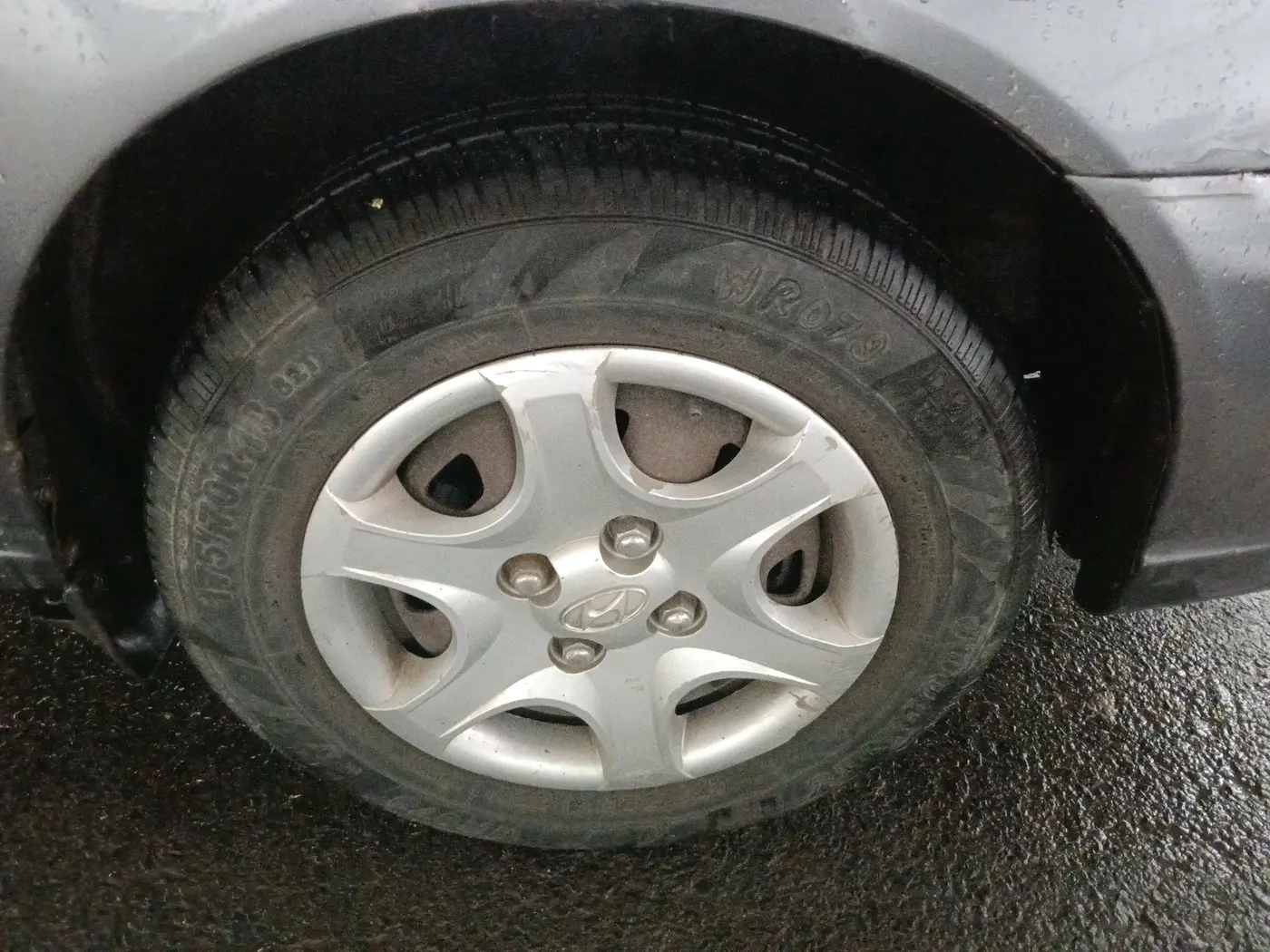 2012 Hyundai Accent GLE, CNG, Manual, 98,844 km, tyre