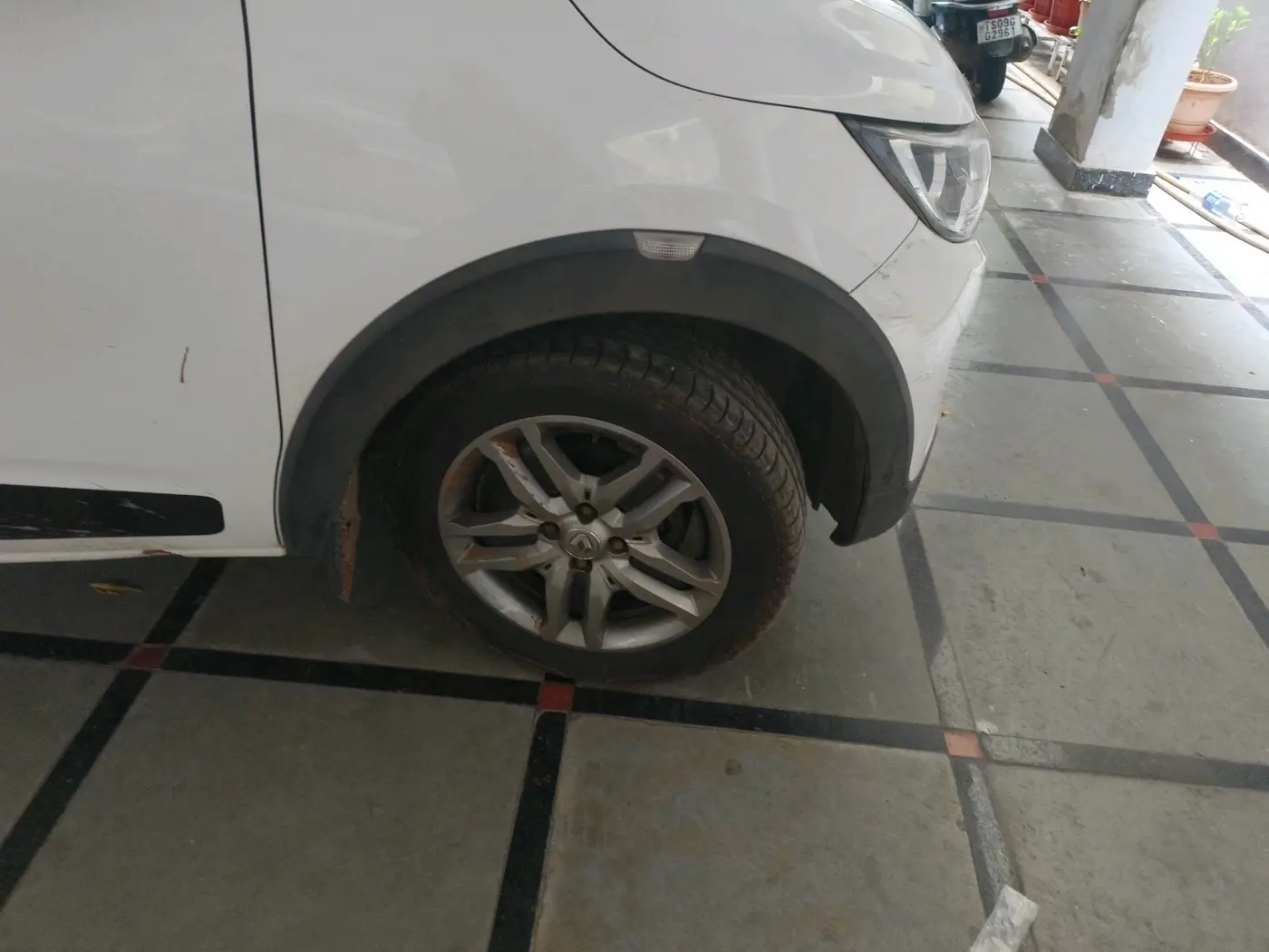 2021 Renault TRIBER RXZ AMT, Petrol, Automatic, 1,11,575 km, tyre