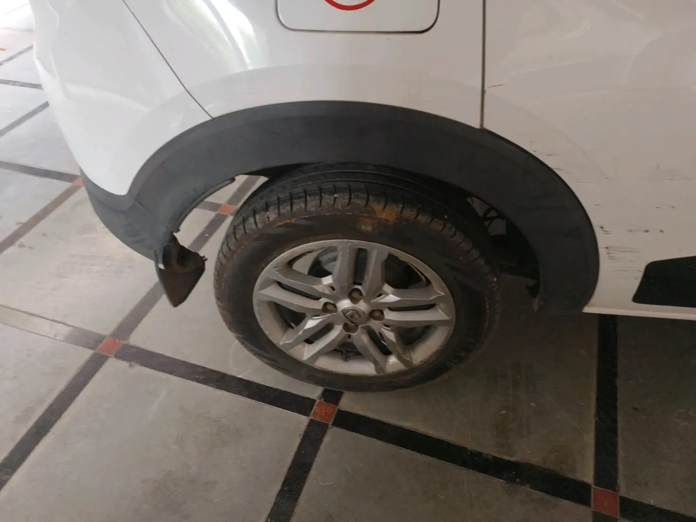 2021 Renault TRIBER RXZ AMT, Petrol, Automatic, 1,11,575 km, tyre