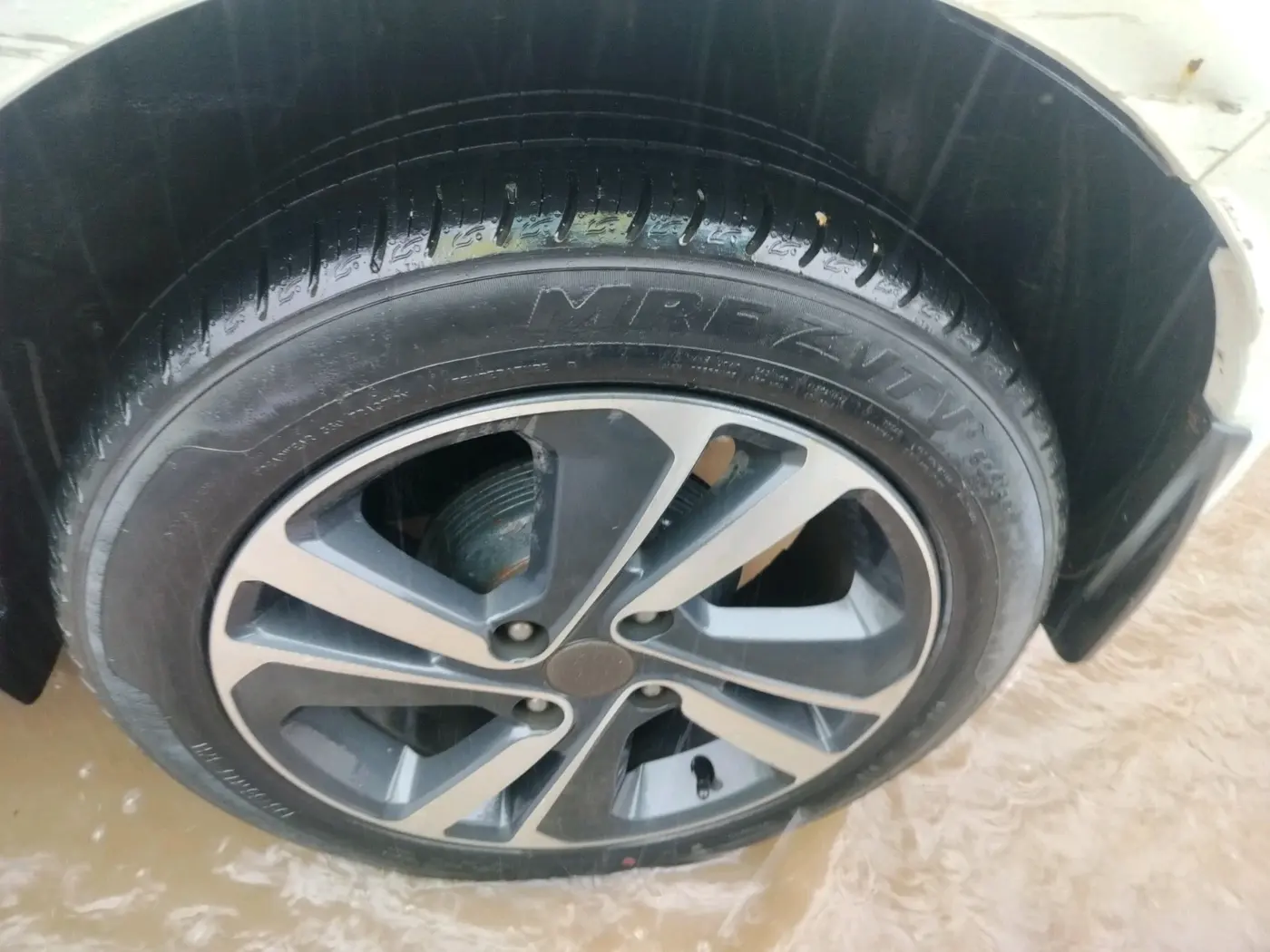 2021 Tata ALTROZ XZ PETROL, Petrol, Manual, 33,436 km, tyre