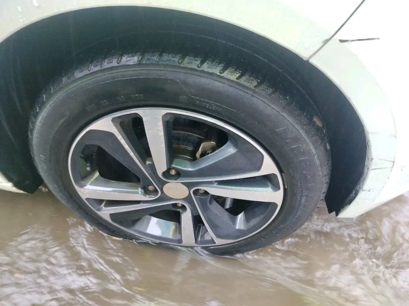 2021 Tata ALTROZ XZ PETROL, Petrol, Manual, 33,436 km, tyre