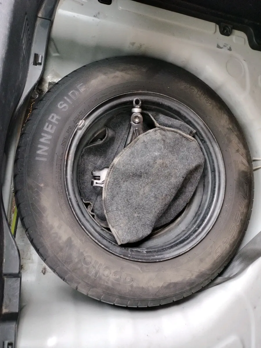 2022 Hyundai VENUE S+ 1.2, Petrol, Manual, 57,021 km, tyre