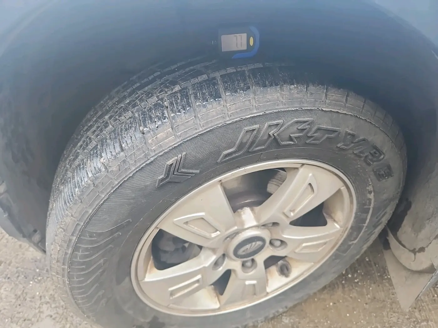 2015 Mahindra XUV500 W8, Diesel, Manual, 2,36,235 km, tyre