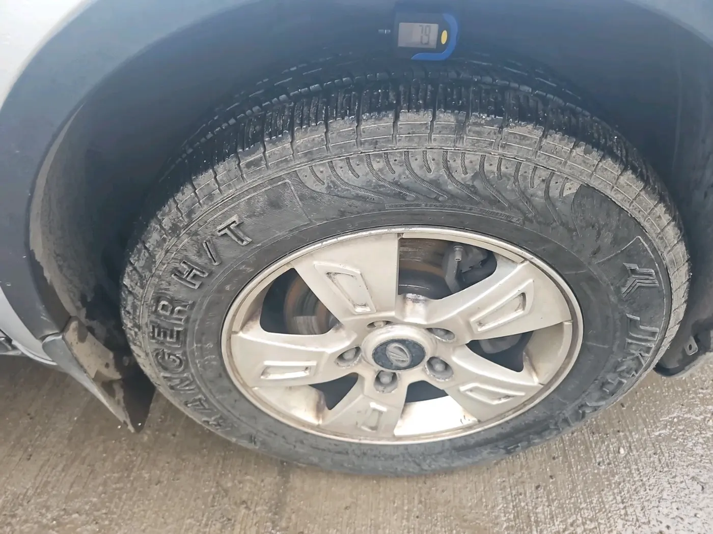2015 Mahindra XUV500 W8, Diesel, Manual, 2,36,235 km, tyre