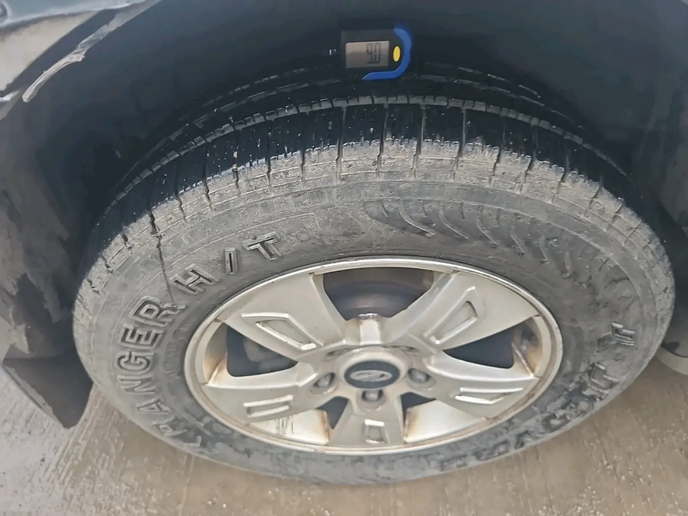 2015 Mahindra XUV500 W8, Diesel, Manual, 2,36,235 km, tyre