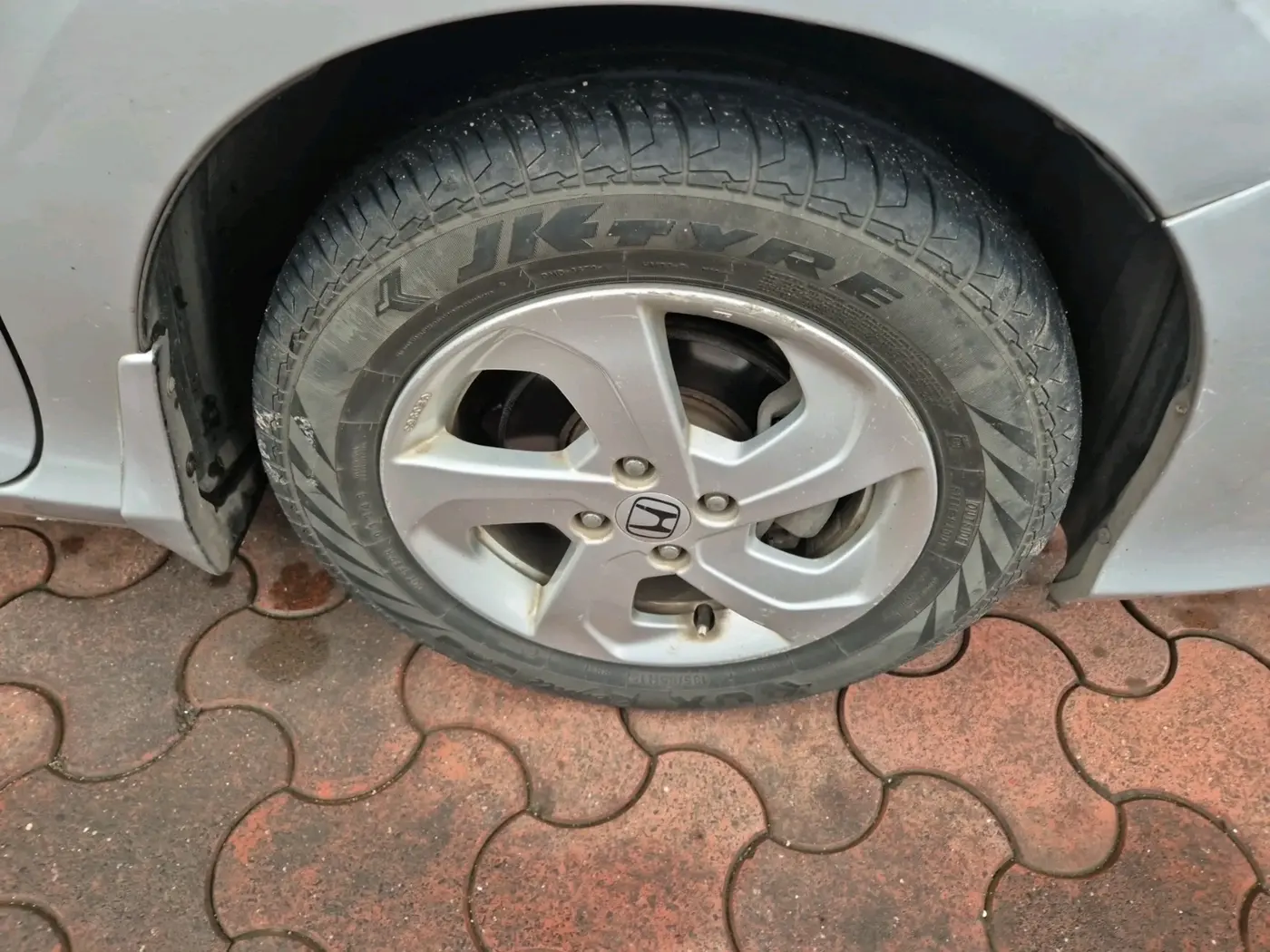 2015 Honda City 1.5L I-VTEC V MT, Petrol, Manual, 1,60,352 km, tyre