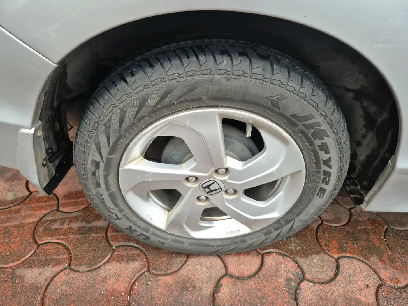 2015 Honda City 1.5L I-VTEC V MT, Petrol, Manual, 1,60,352 km, tyre