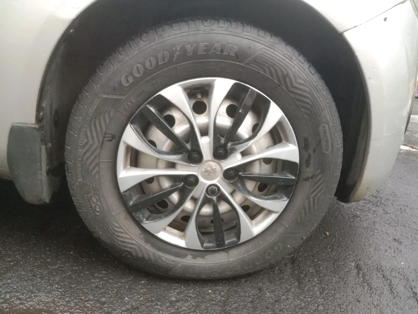 2012 Maruti Ritz LXI, Petrol, Manual, 45,000 km, tyre