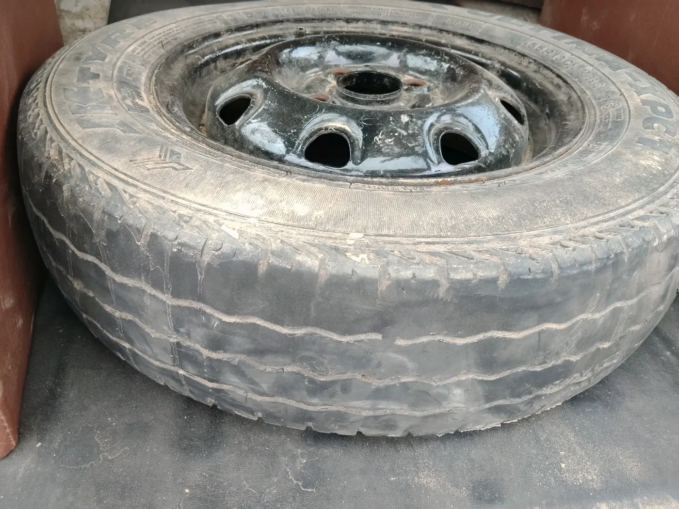 2015 Maruti Eeco 7 STR, Petrol, Manual, 1,98,479 km, tyre