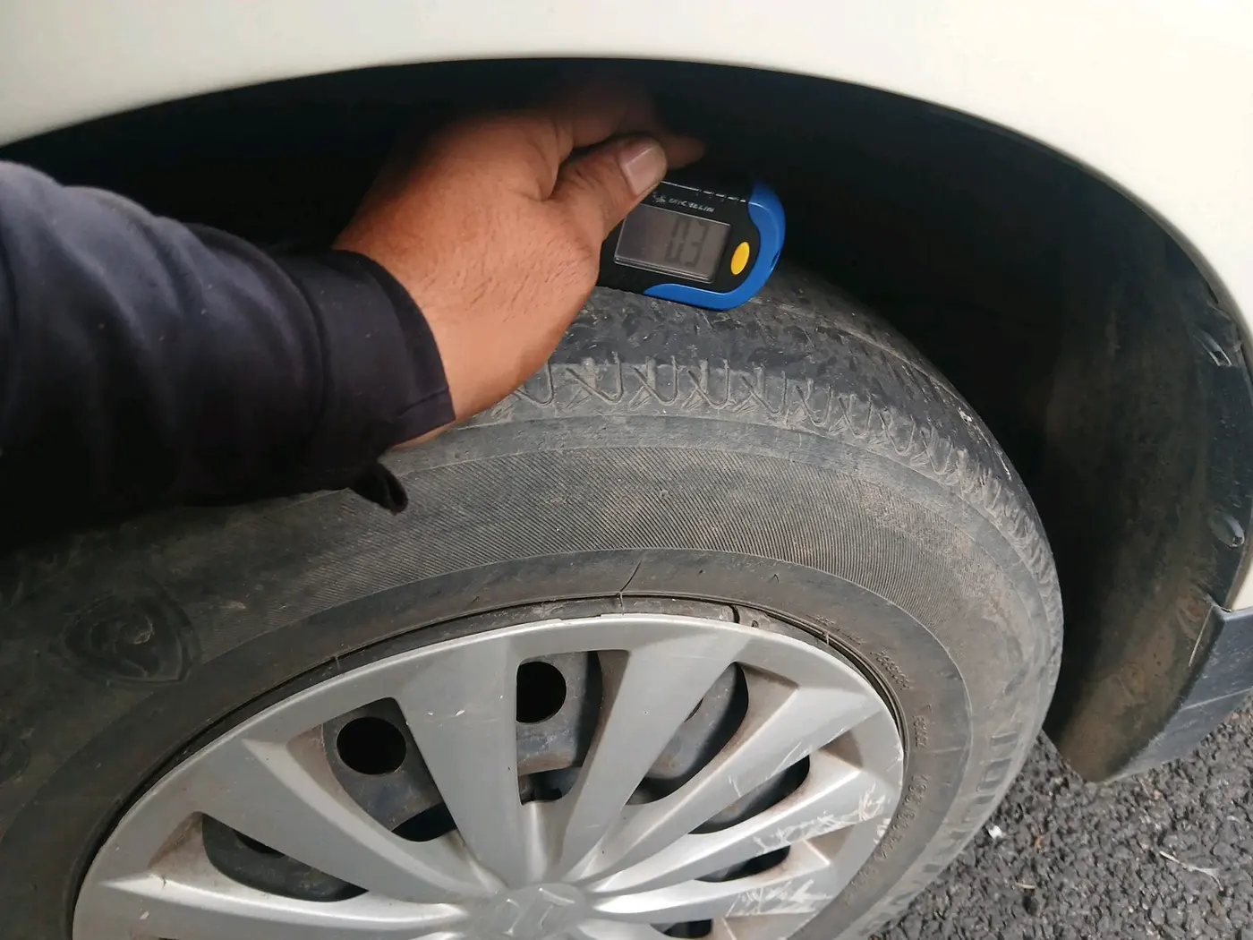 2015 Maruti Swift Dzire VXI, Petrol, Manual, 74,057 km, tyre
