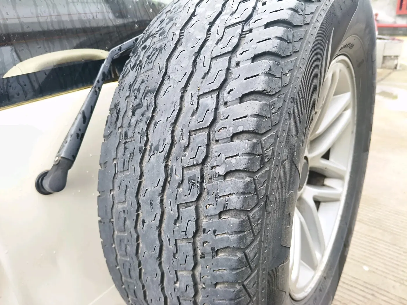 2010 Ford Endeavour 2.5L 4X2 MT, Diesel, Manual, 1,56,346 km, tyre