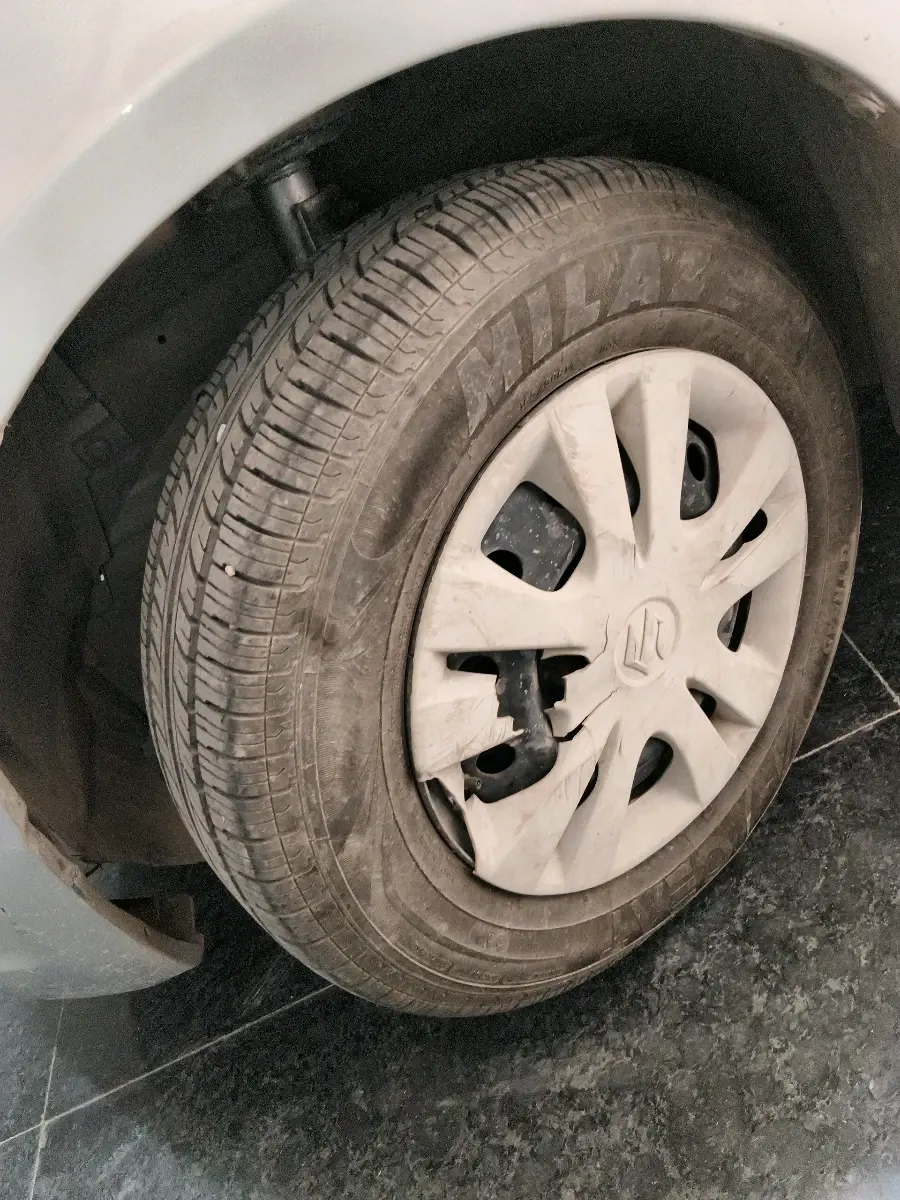 2013 Maruti Swift VXI, Petrol, Manual, 37,837 km, tyre
