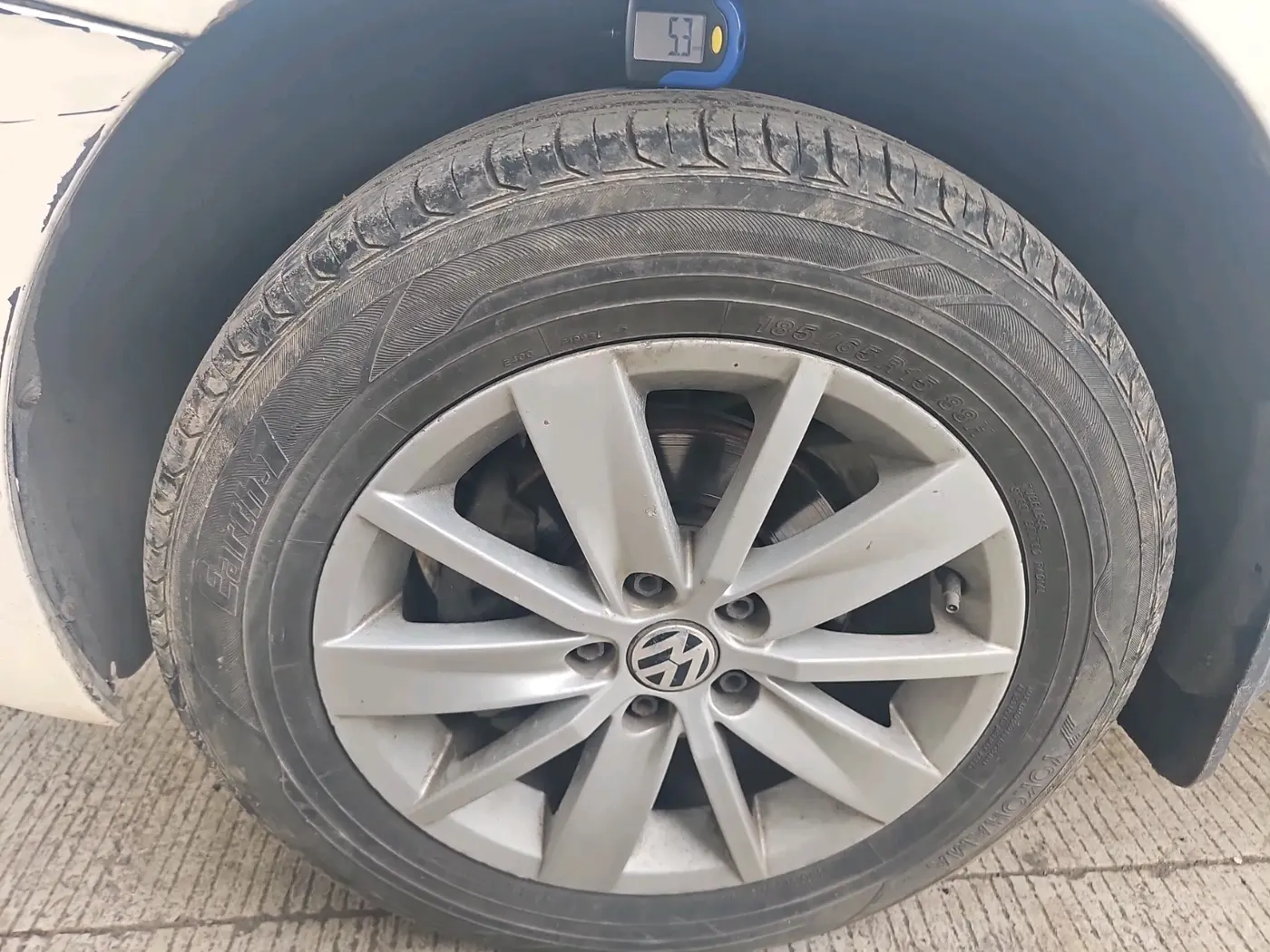 2015 Volkswagen Polo HIGHLINE1.5L, Diesel, Manual, 1,13,114 km, tyre