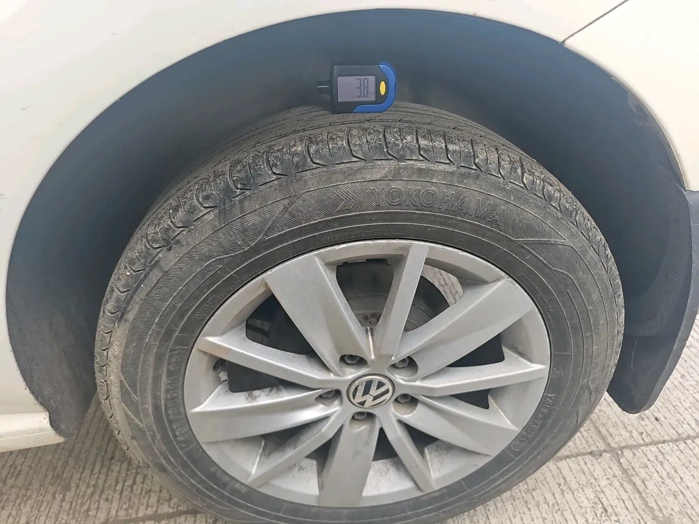 2015 Volkswagen Polo HIGHLINE1.5L, Diesel, Manual, 1,13,114 km, tyre