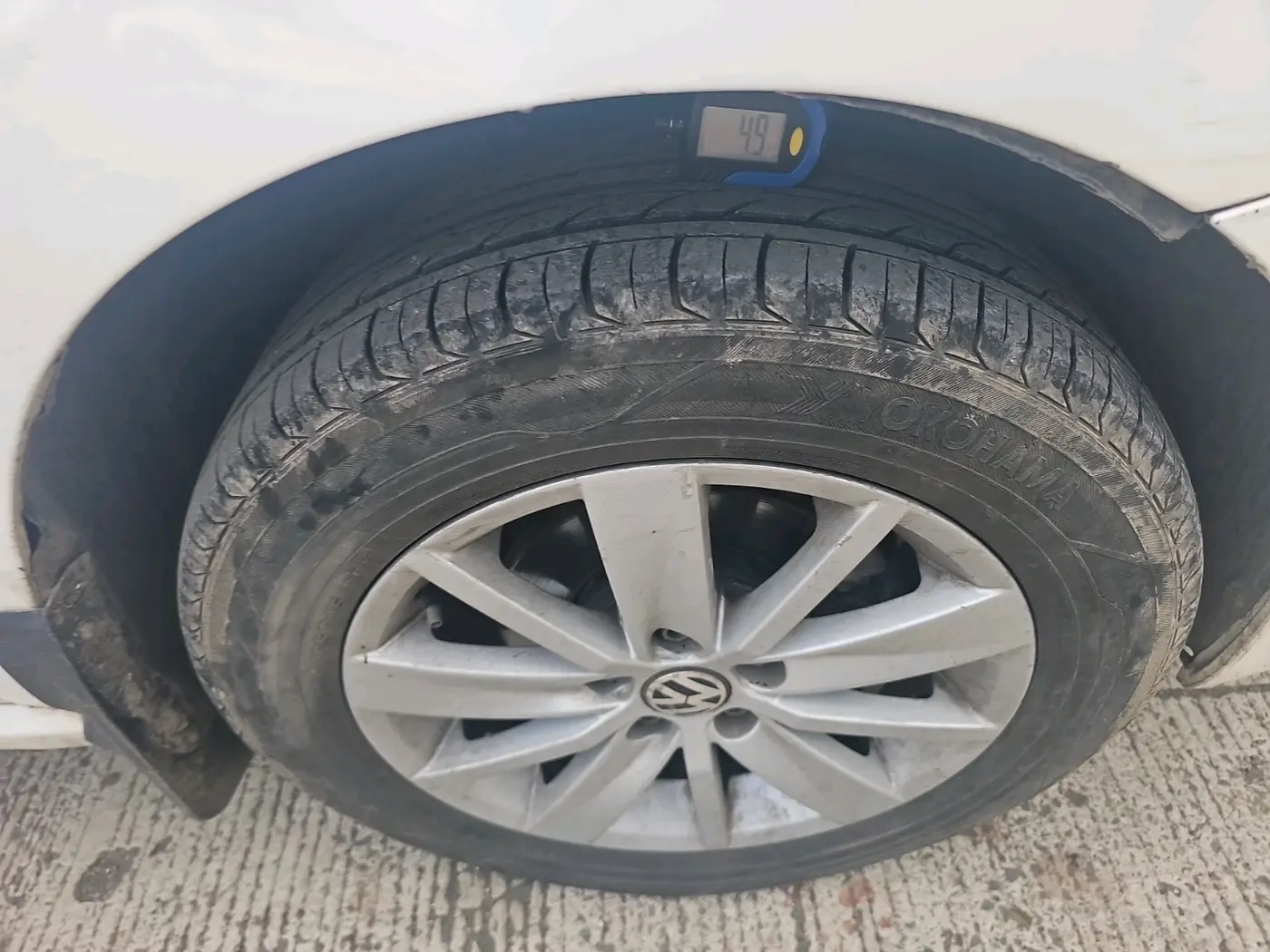2015 Volkswagen Polo HIGHLINE1.5L, Diesel, Manual, 1,13,114 km, tyre