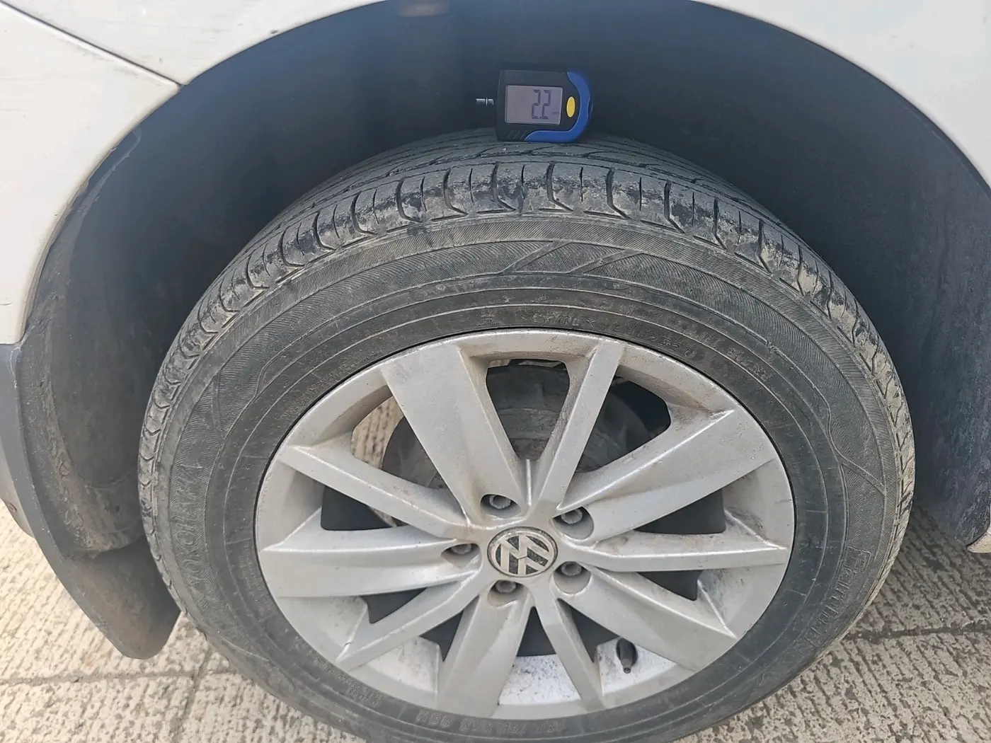 2015 Volkswagen Polo HIGHLINE1.5L, Diesel, Manual, 1,13,114 km, tyre