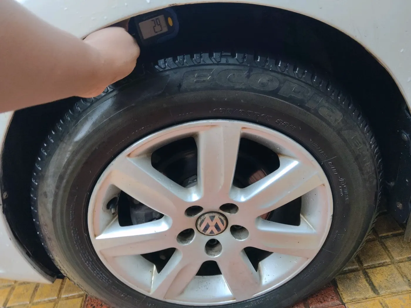 2011 Volkswagen Vento HIGHLINE PETROL AT, Petrol, Automatic, 60,898 km, tyre