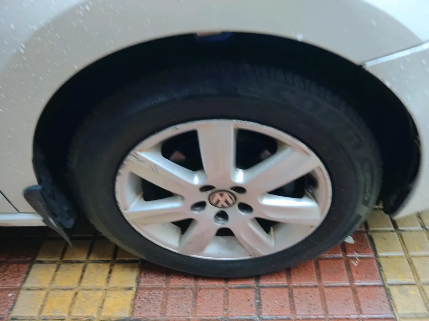 2011 Volkswagen Vento HIGHLINE PETROL AT, Petrol, Automatic, 60,898 km, tyre