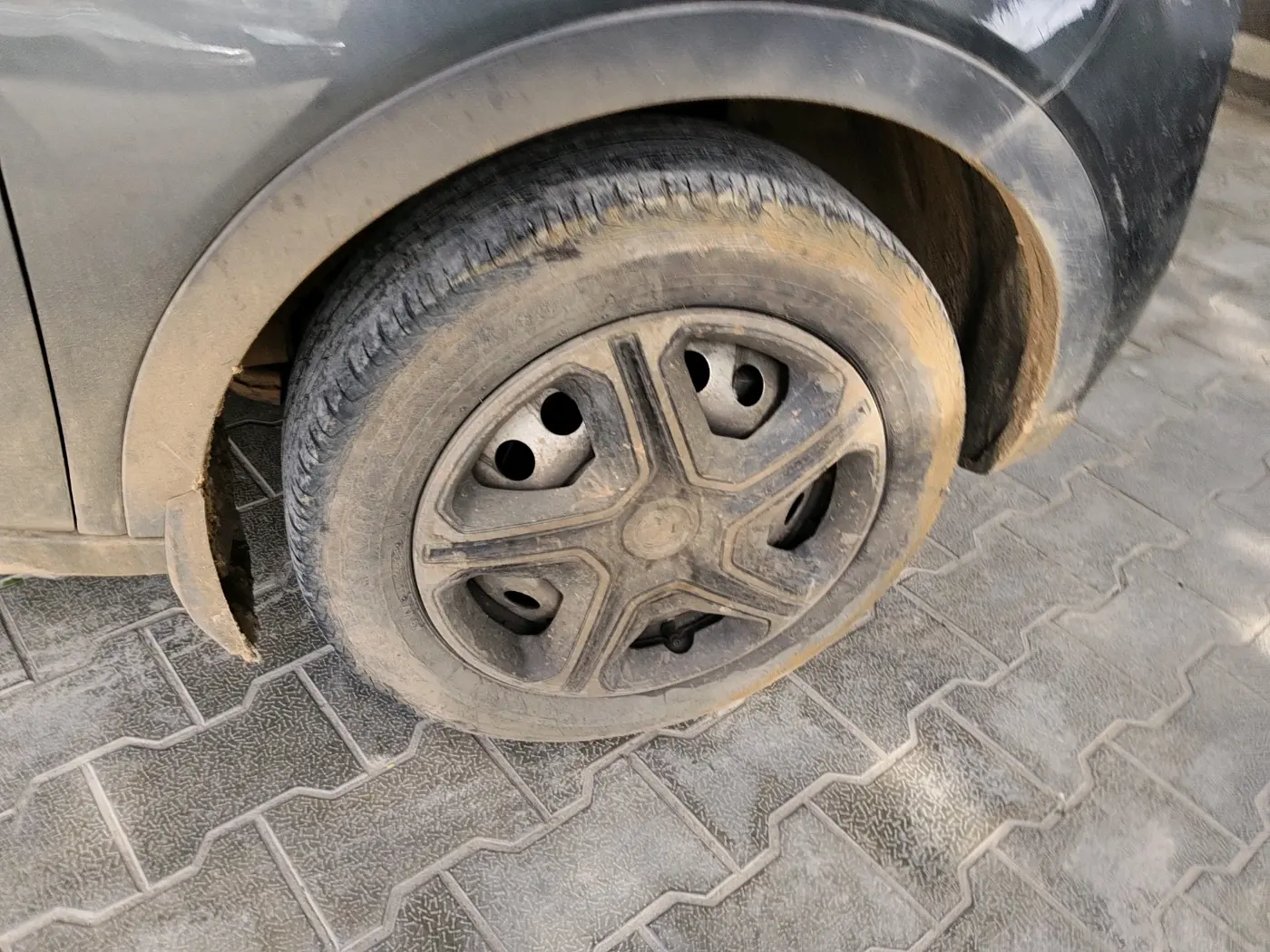 2023 Tata NEXON XE PETROL, Petrol, Manual, 81,758 km, tyre
