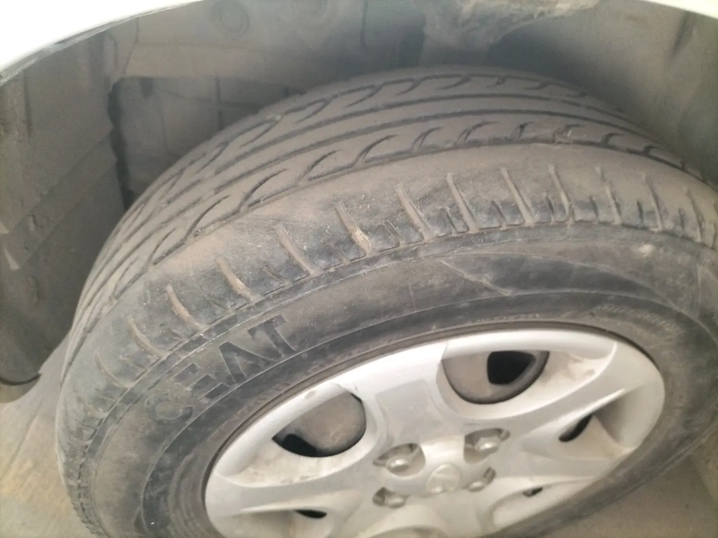 2011 Hyundai Accent EXECUTIVE, CNG, Manual, 1,69,207 km, tyre