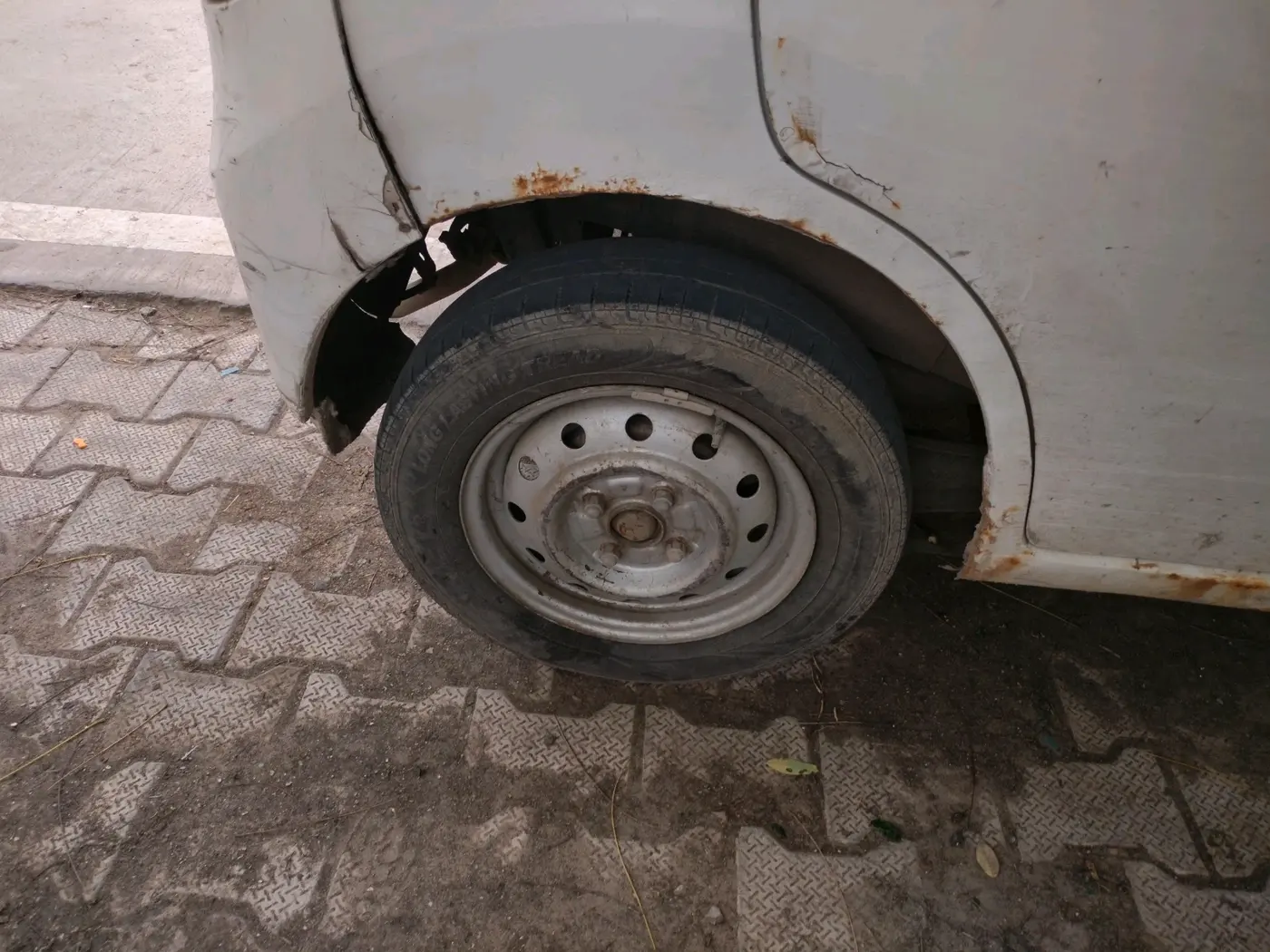 2012 Maruti Wagon R 1.0 LXI CNG, CNG, Manual, 3,06,552 km, tyre