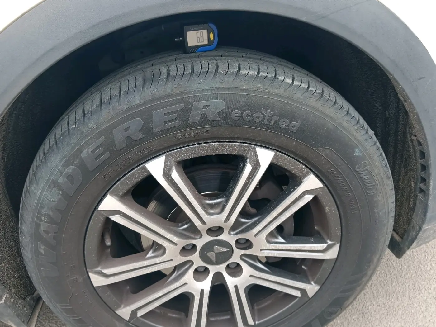 2023 Mahindra XUV700 AX 7 LUXURY D AT 7 STR, Diesel, Automatic, 67,726 km, tyre