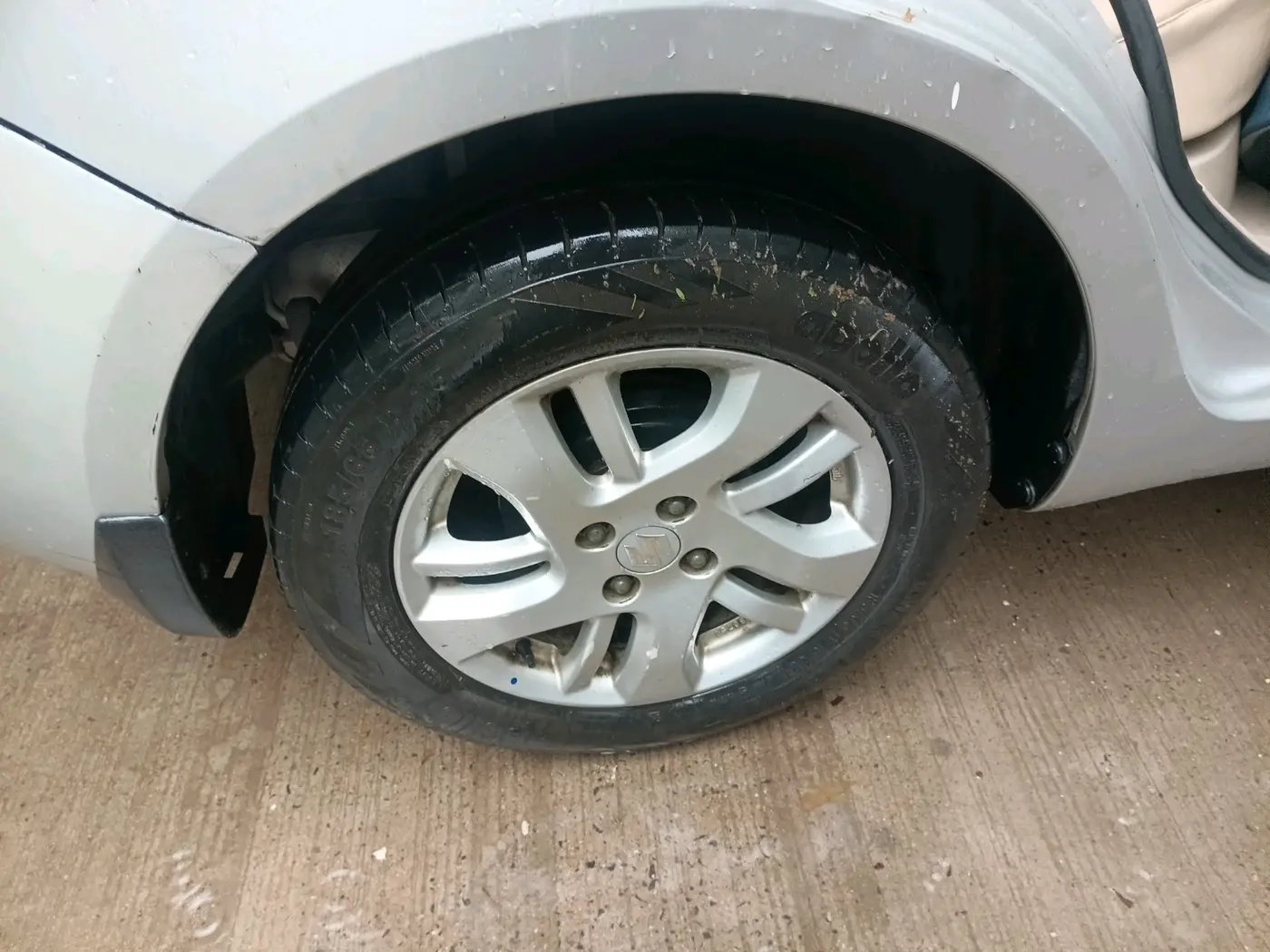 2013 Maruti Swift Dzire ZXI, Petrol, Manual, 1,86,706 km, tyre