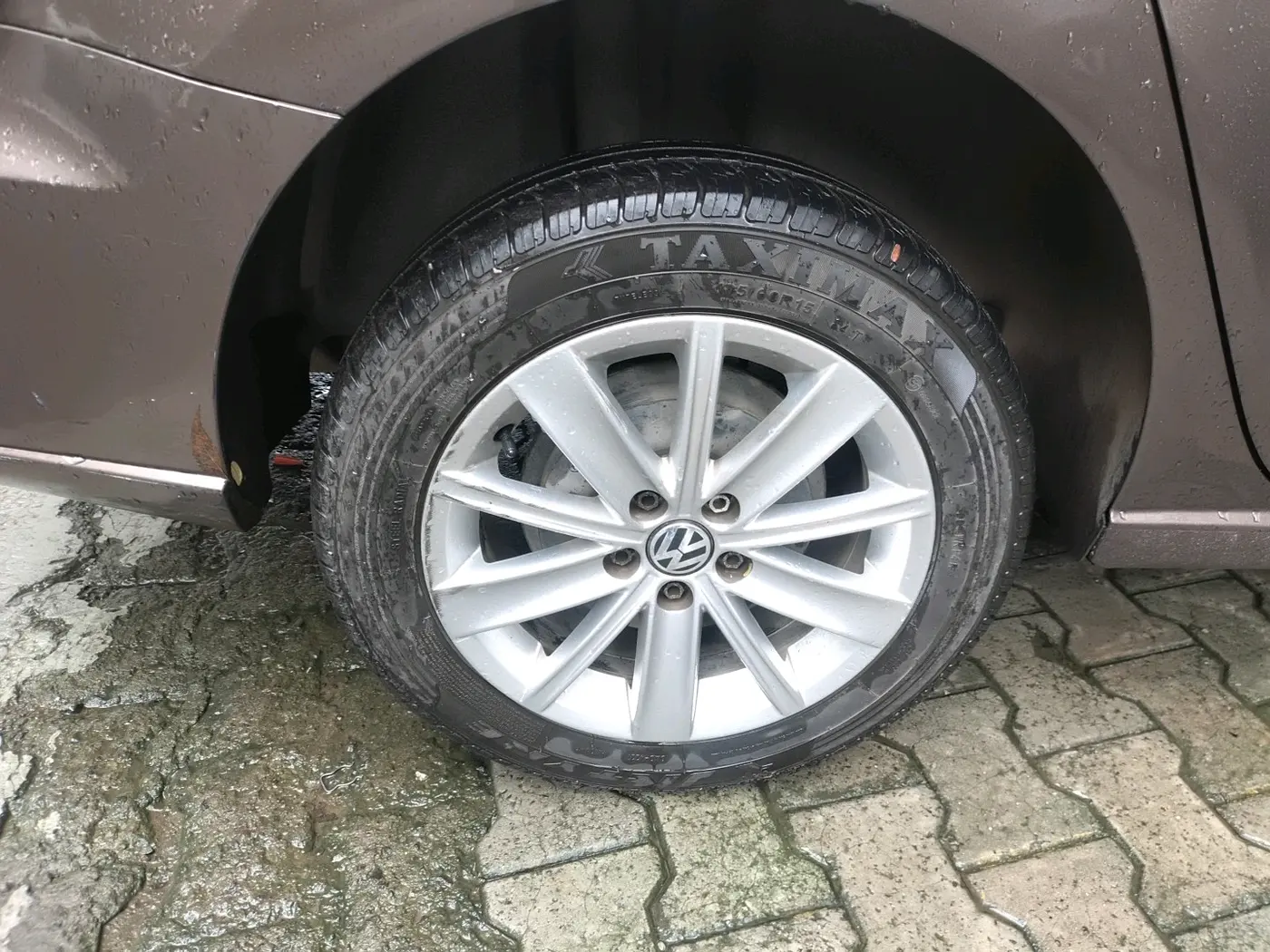 2016 Volkswagen Vento HIGHLINE DIESEL 1.5, Diesel, Manual, 1,04,022 km, tyre