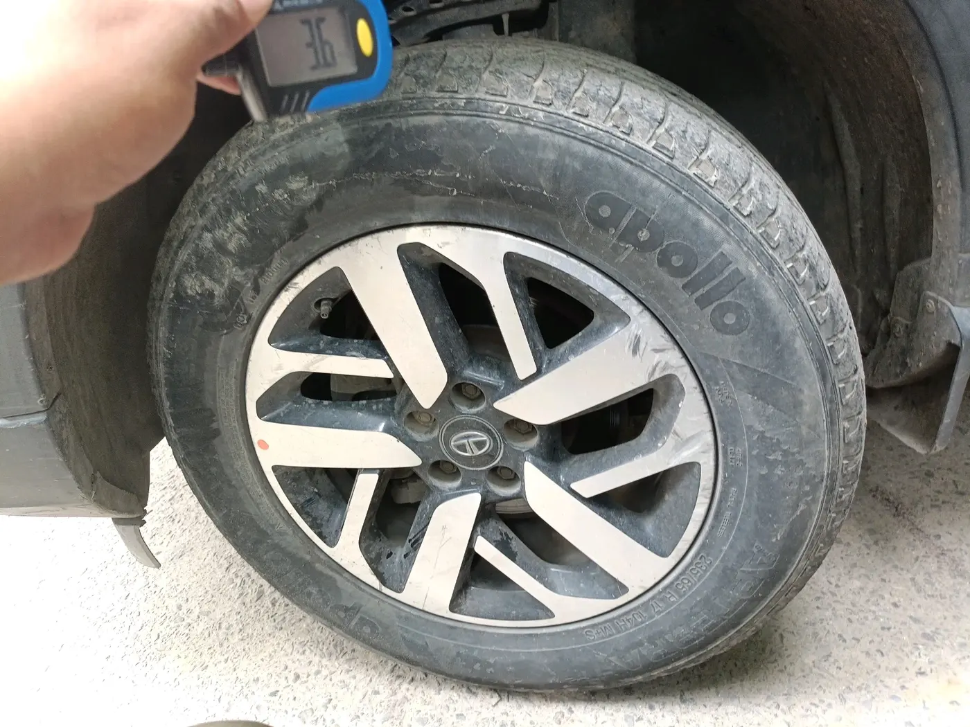 2021 Tata Safari XMA, Diesel, Automatic, 52,219 km, tyre