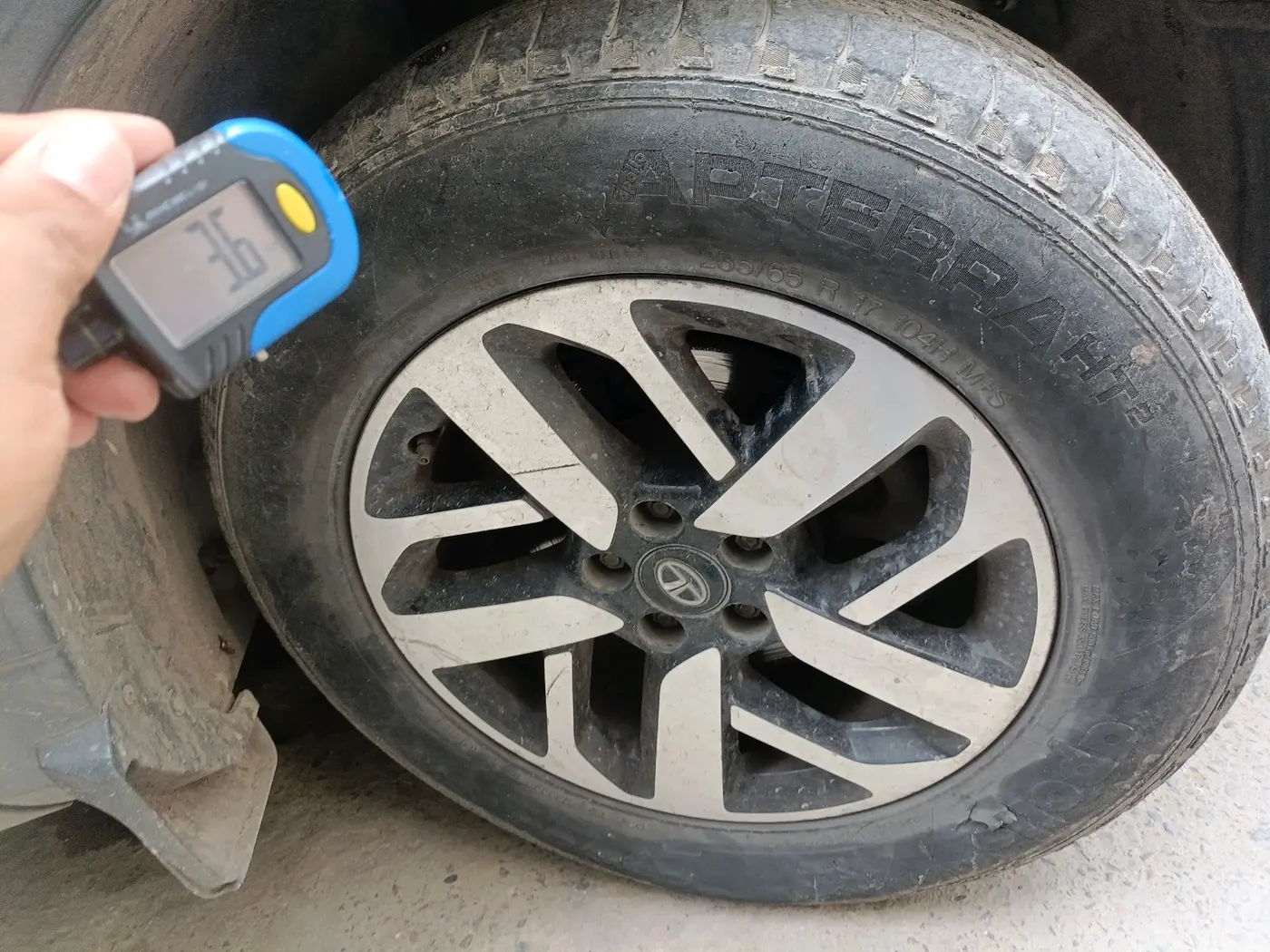 2021 Tata Safari XMA, Diesel, Automatic, 52,219 km, tyre