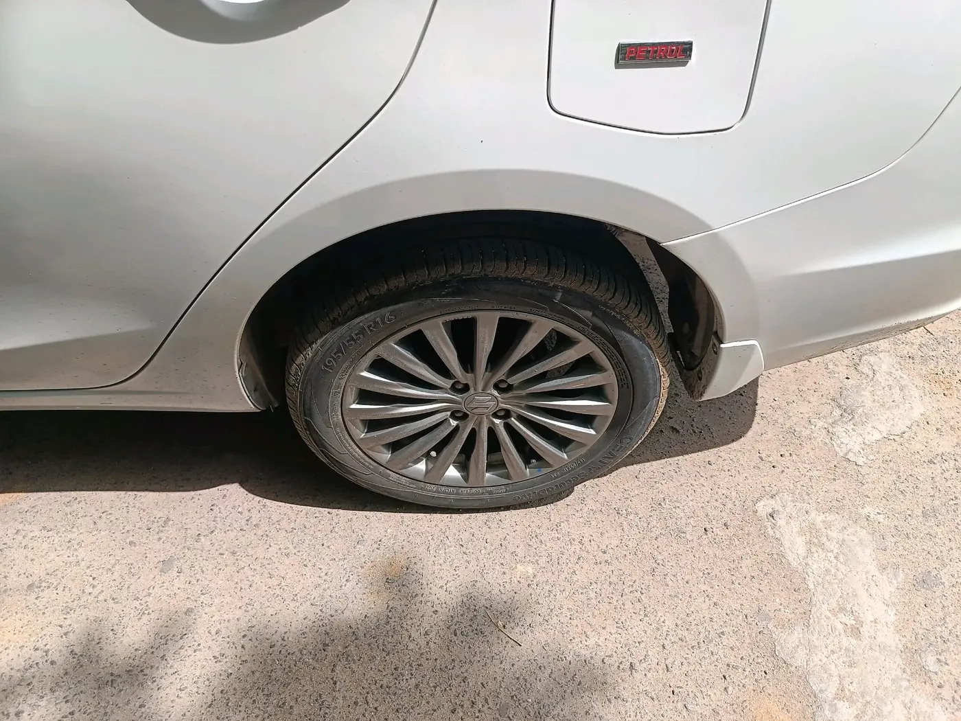 2016 Maruti Ciaz ZXI+, Petrol, Manual, 80,620 km, tyre