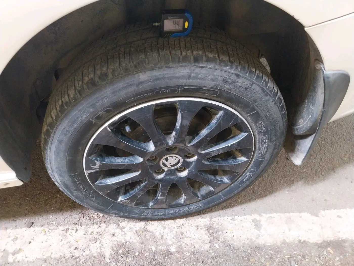 2015 Skoda Rapid 1.5 TDI CR ELEGANCE PLUS AT, Diesel, Automatic, 1,23,753 km, tyre