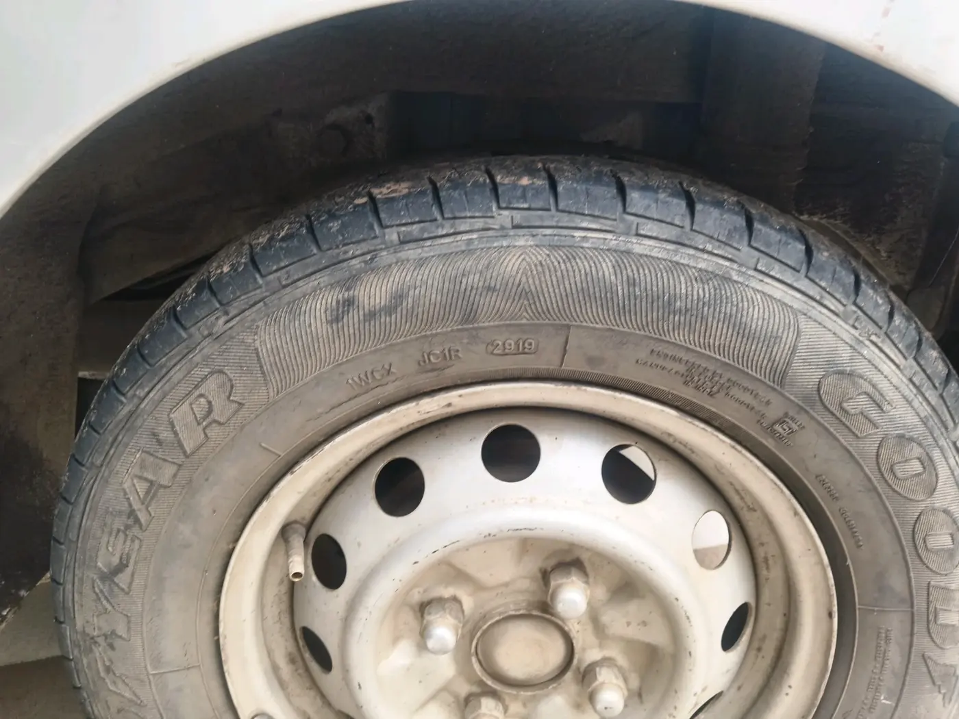 2013 Hyundai Eon ERA +, Petrol, Manual, 1,01,756 km, tyre